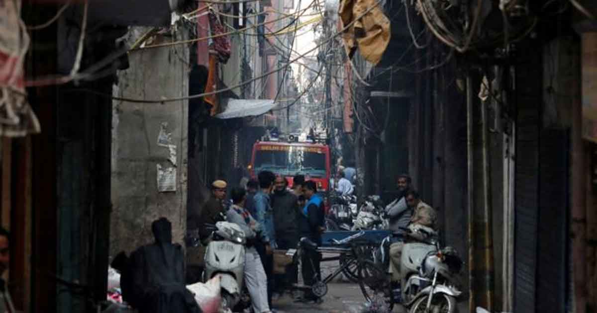 Al menos 40 muertos por un incendio en una fábrica de Nueva Delhi