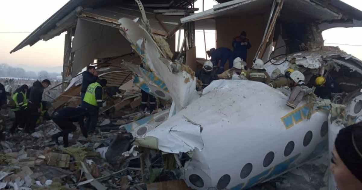 Un avión con 100 personas se estrella en Kazajstán