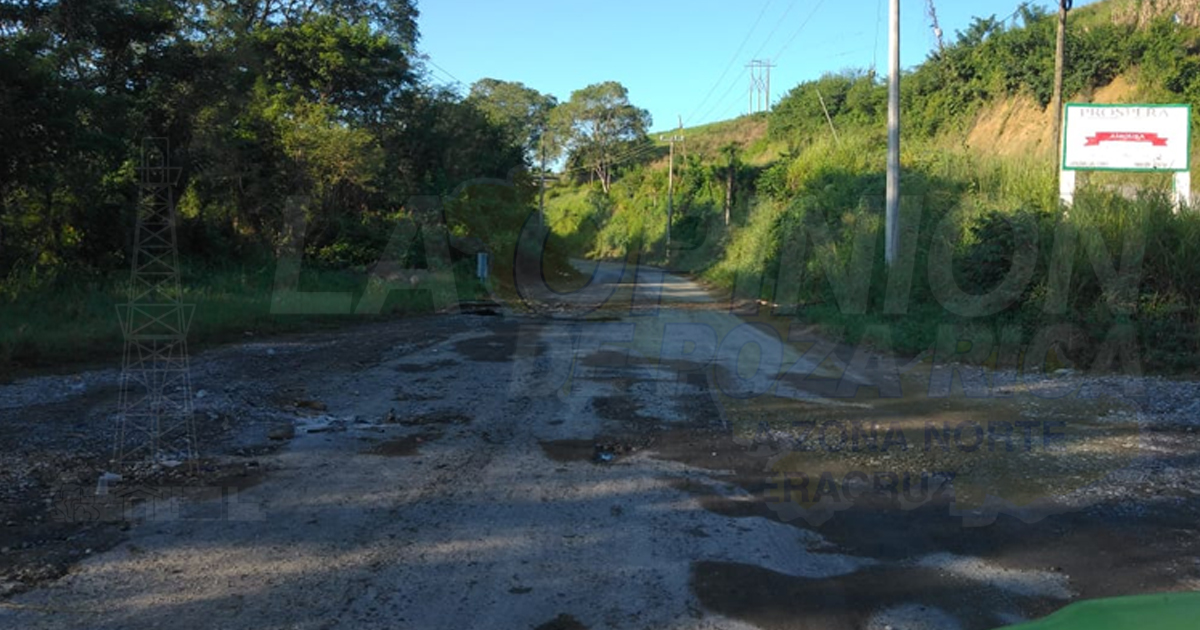 Liberan carretera en Coyutla, los quisieron atropellar; toman instalaciones de primaria en Las Lomas.
