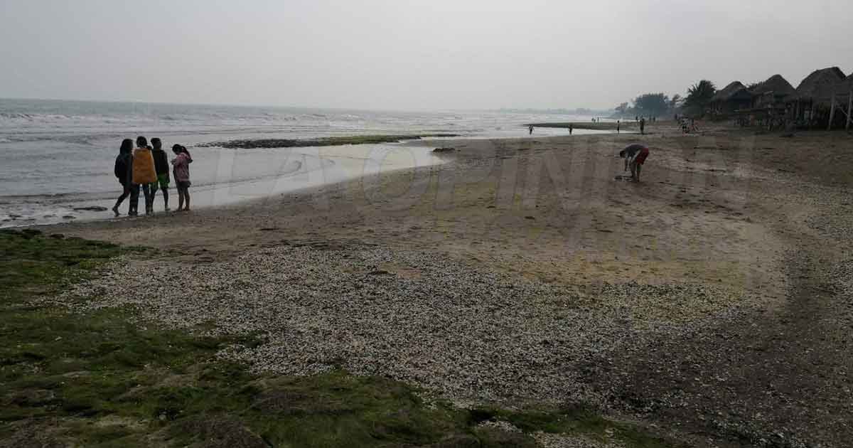 El mar se aleja de tierra firme en la Barra de Cazones