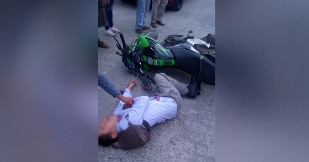 Motociclista choca camioneta estacionada y termina inconsciente