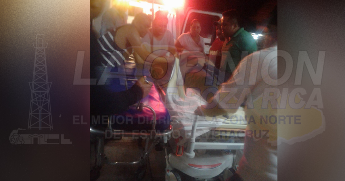 Motociclista fracturado, camioneta lo sacó del camino