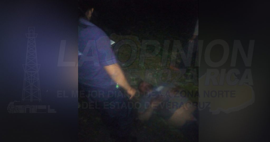 Motociclista fracturado, camioneta lo sacó del camino