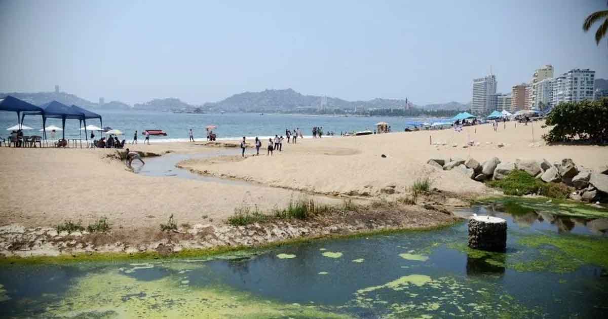 Descargan aguas negras en playas de Acapulco