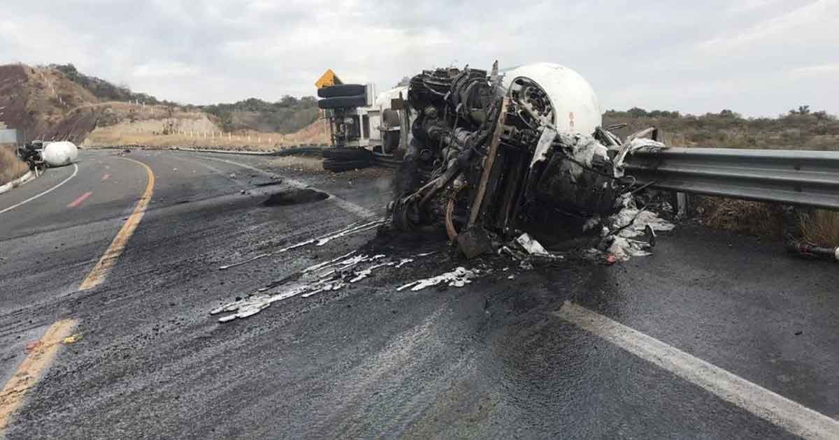 Vuelca pipa con amoniaco sobre la autopista Pátzcuaro-Cuitzeo