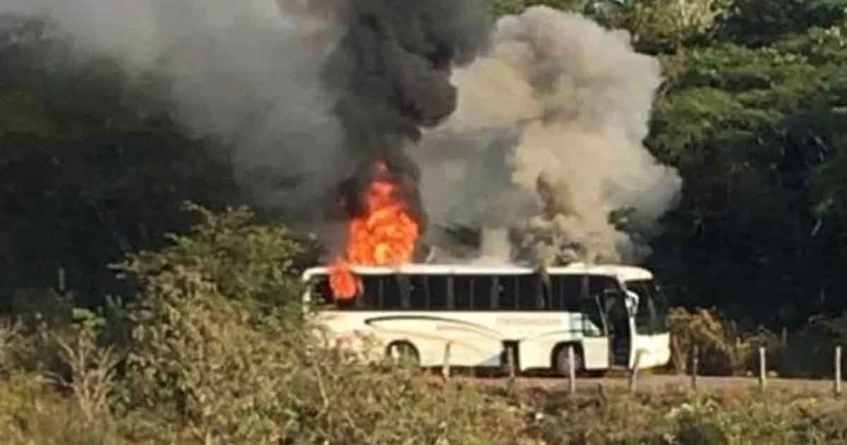 CJNG quema camión y balea casas en Coalcomán, Michoacán