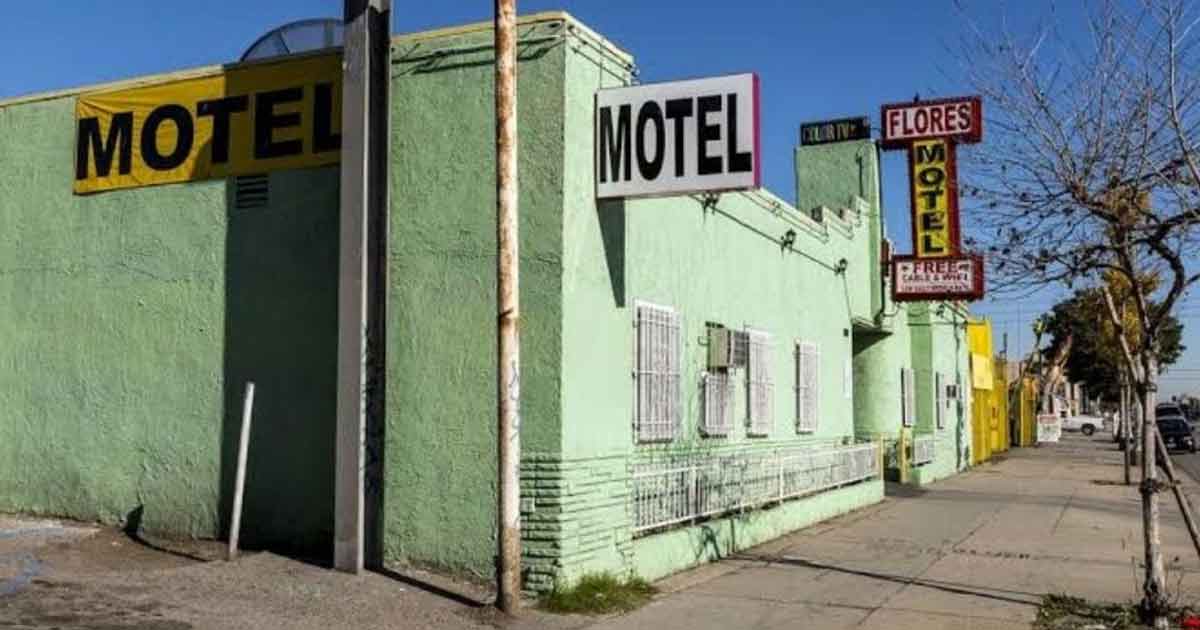 Menor apuñala a anciano en motel, presuntamente abusaría de ella