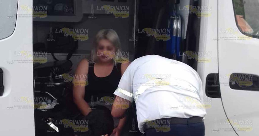 Mujer despedazó su auto, ¡Vio de cerca la muerte!