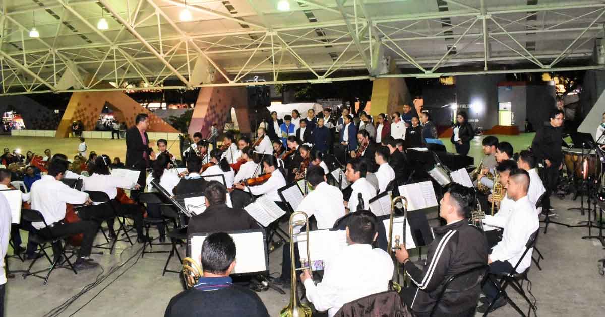 Primer día de programa artístico navideño en Poza Rica