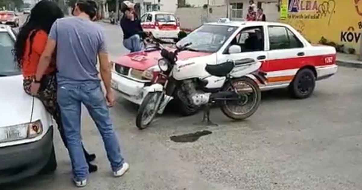 Ruletero envía a mujer al hospital tras cortar la circulación a unidad de dos ruedas