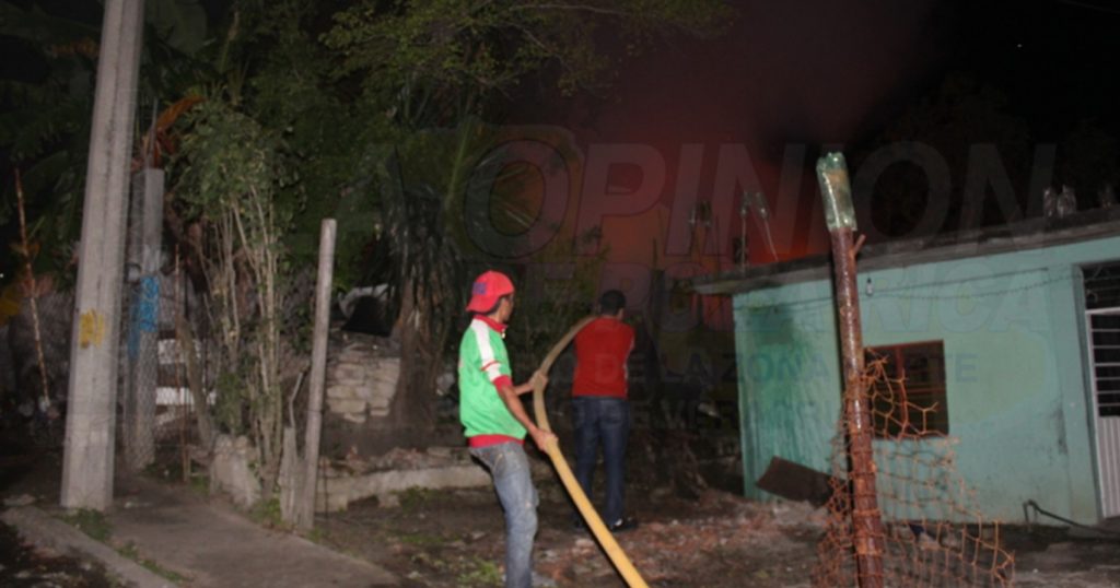 Incendio acaba con una casa en la ampliación Jara Corona