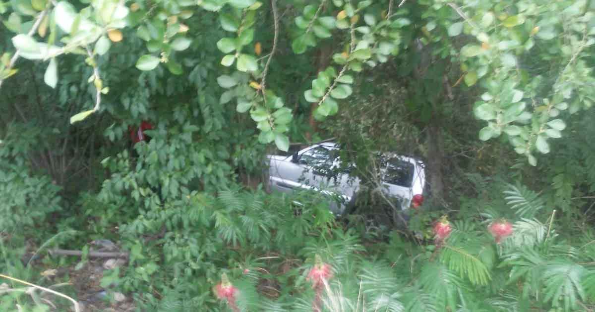 Aparatosa salida del camino de una camioneta