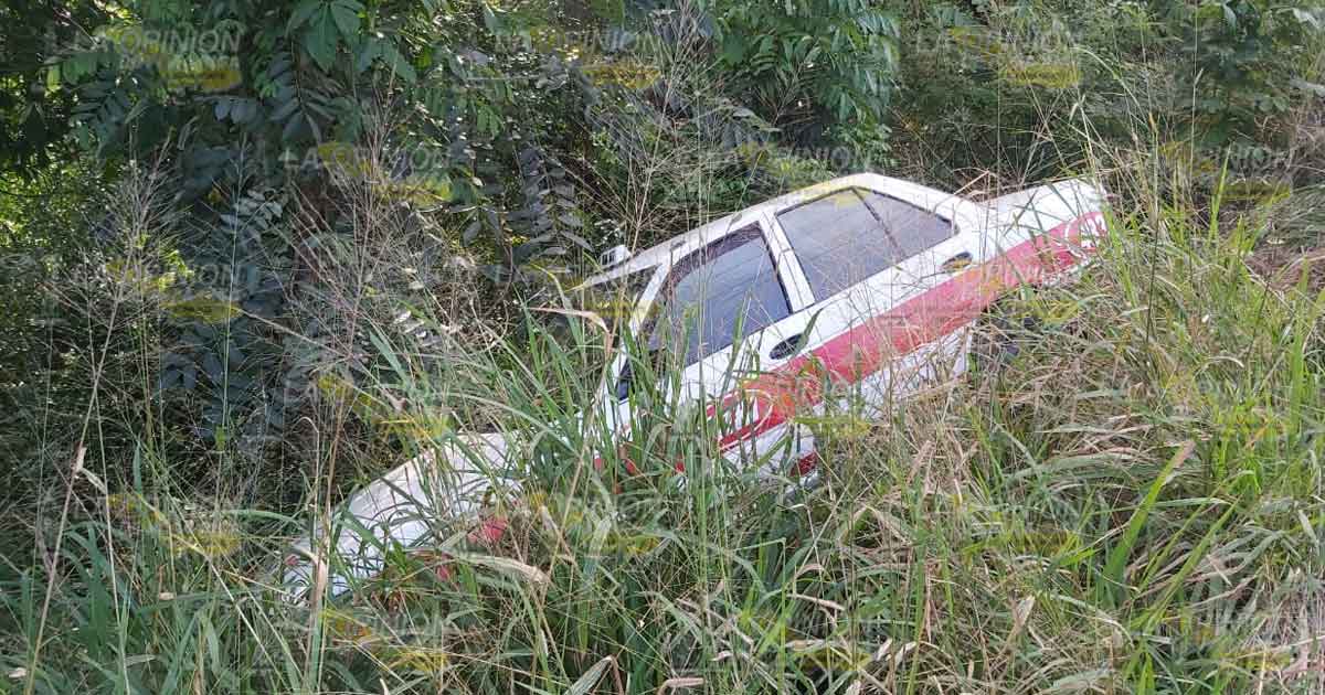 Aparatosa volcadura de taxi en la carretera Poza Rica - Papantla