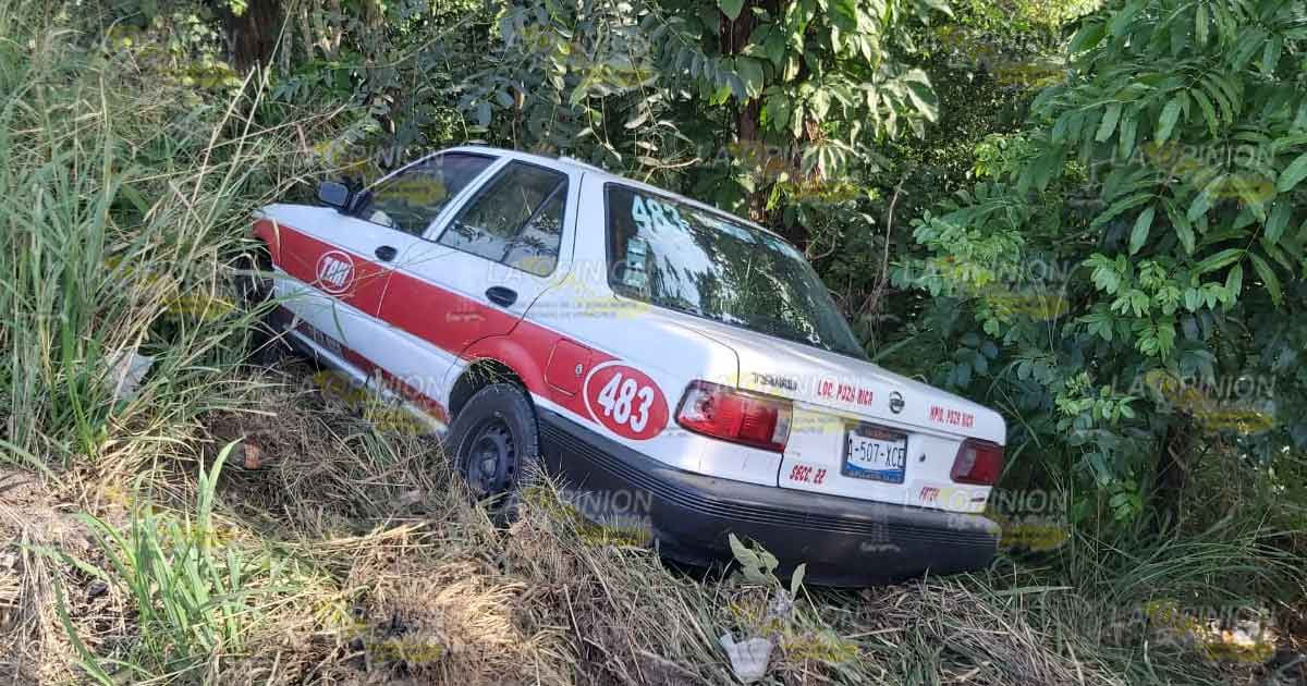 Aparatosa volcadura de taxi en la carretera Poza Rica - Papantla