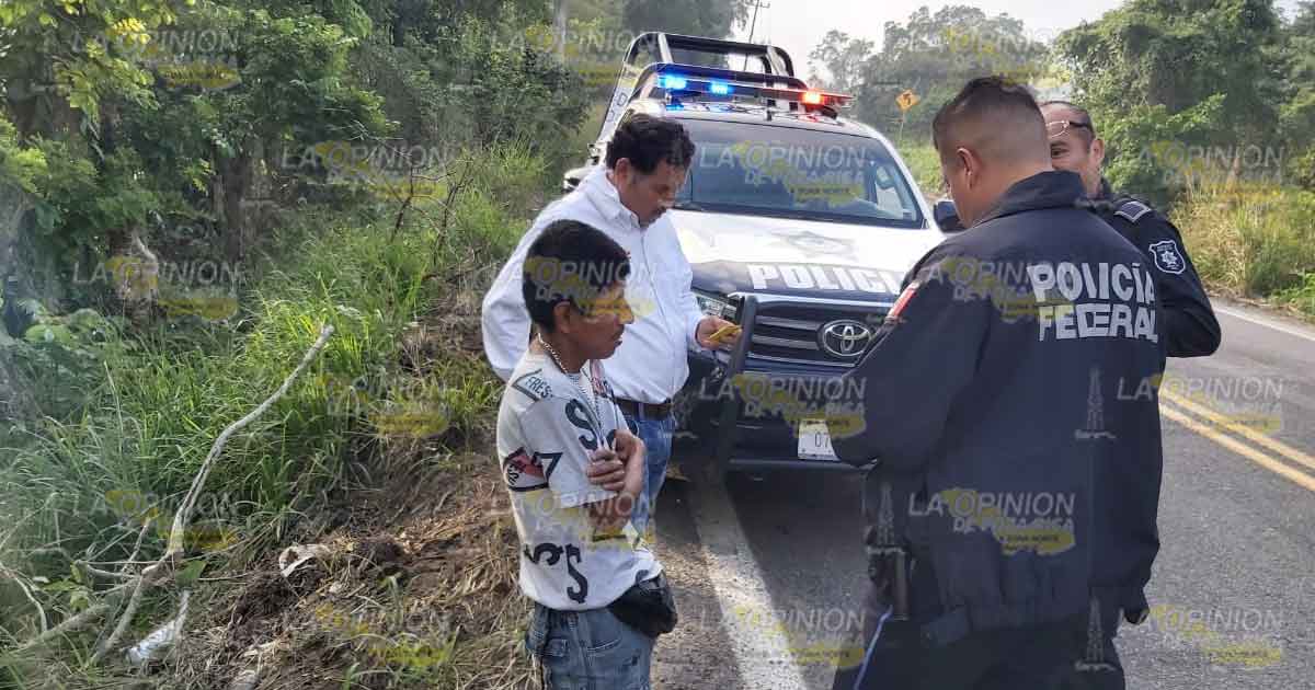 Aparatosa volcadura de taxi en la carretera Poza Rica - Papantla