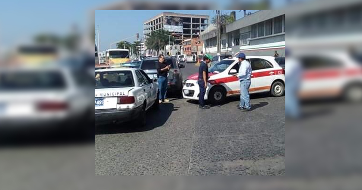 Taxi ocasiona choque en bulevar Independencia, en Tuxpan