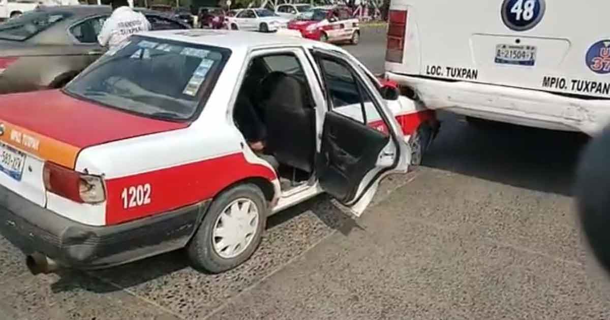 Taxista se incrusta atrás de camión de pasajeros