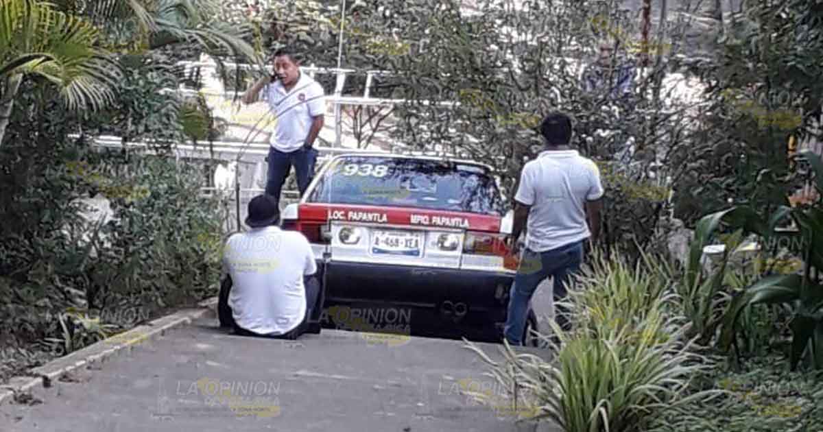Taxista por poco y se mata