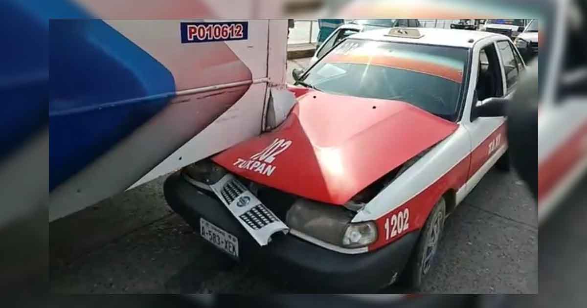Taxista se incrusta atrás de camión de pasajeros
