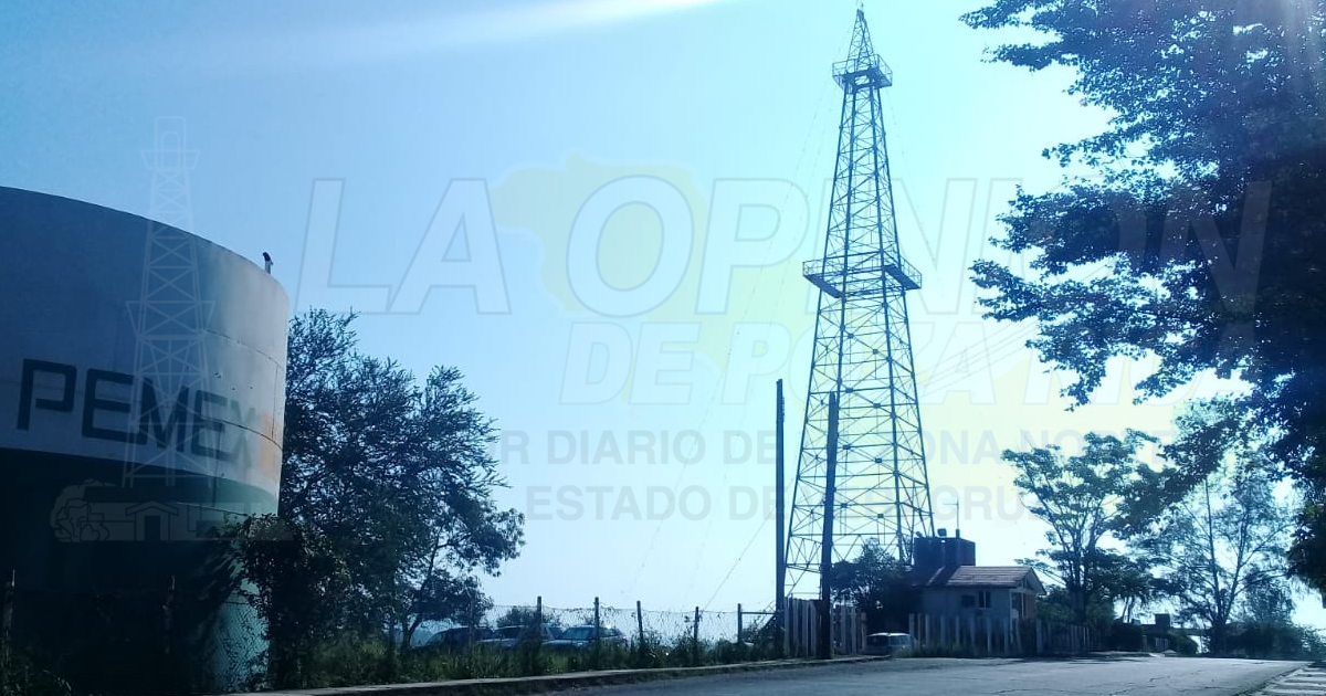 Transforman el faro de Pemex a árbol de Navidad más grande del estado de Veracruz