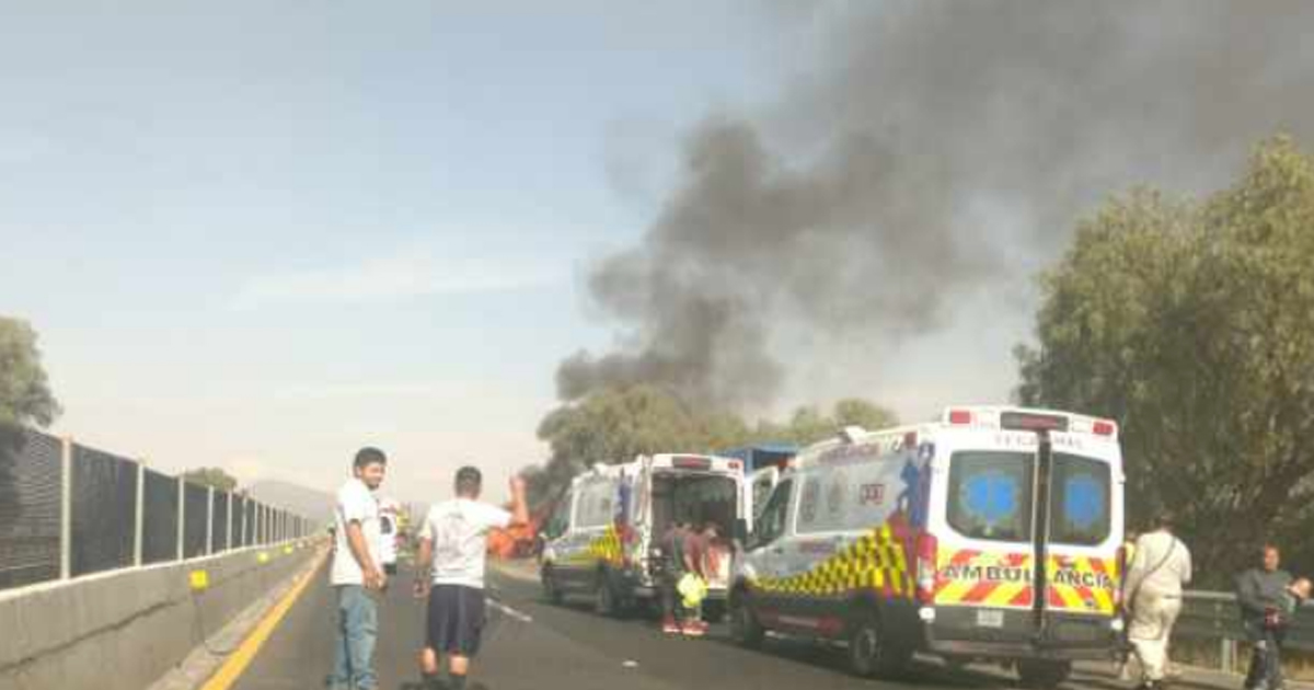 Tráiler embiste a camioneta donde viajaban peregrinos en la México-Pachuca