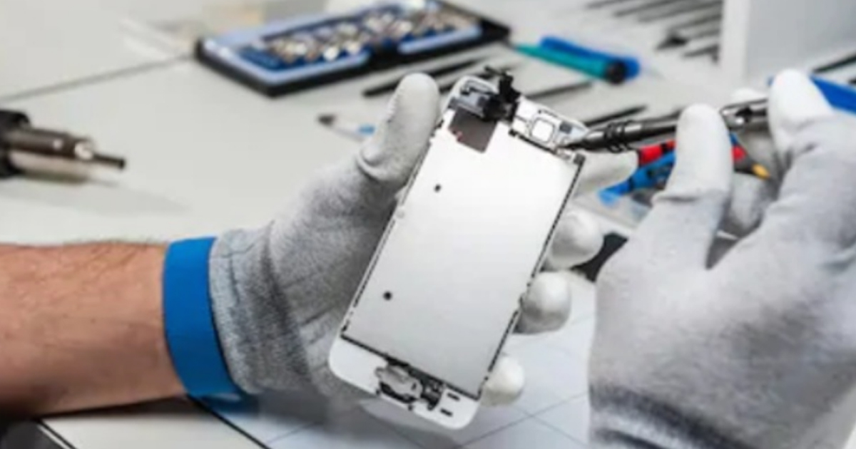 Técnicos de taller ‘Dr. iPhone’ extraían información para vaciar las tarjetas de clientes