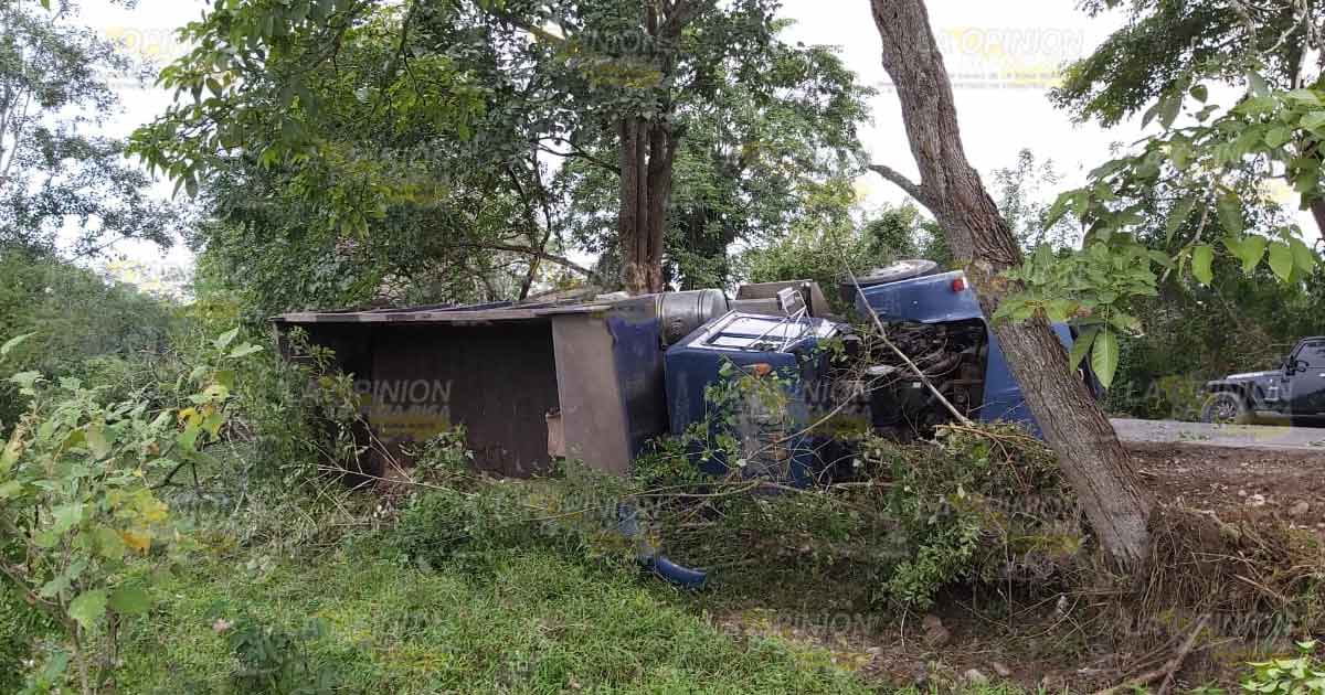 Conductor de camión vive para contarlo, volcó su unidad.