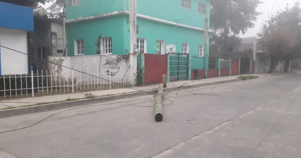 Veloz camión choca y derriba un poste de telefonía