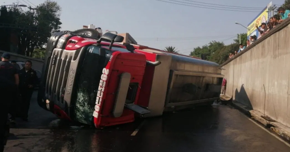 Video del momento en que vuelca pipa de Bomberos en Eje 6
