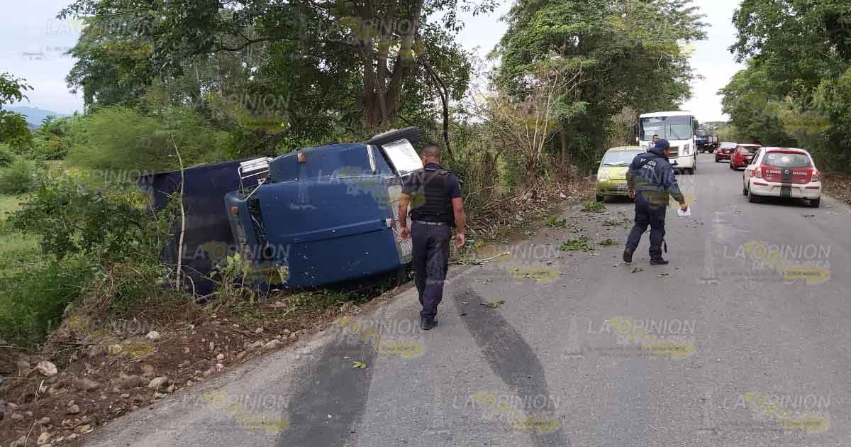 Conductor de camión vive para contarlo, volcó su unidad.