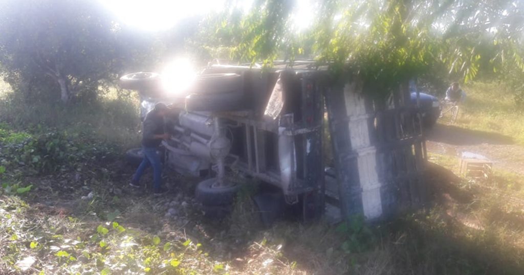 Vuelca camioneta con más de 30 personas a bordo