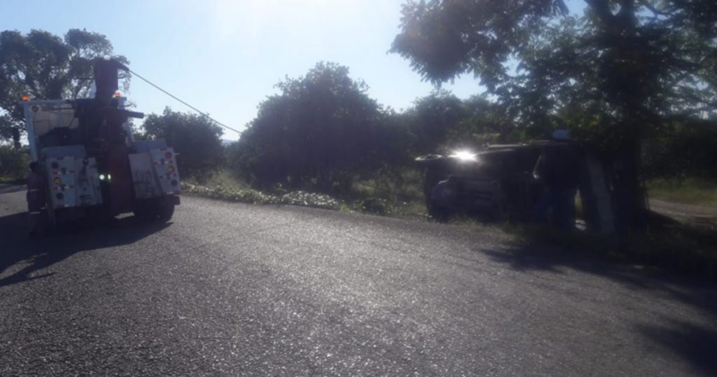 Vuelca camioneta con más de 30 personas a bordo