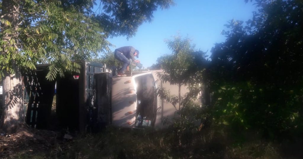 Vuelca camioneta con más de 30 personas a bordo