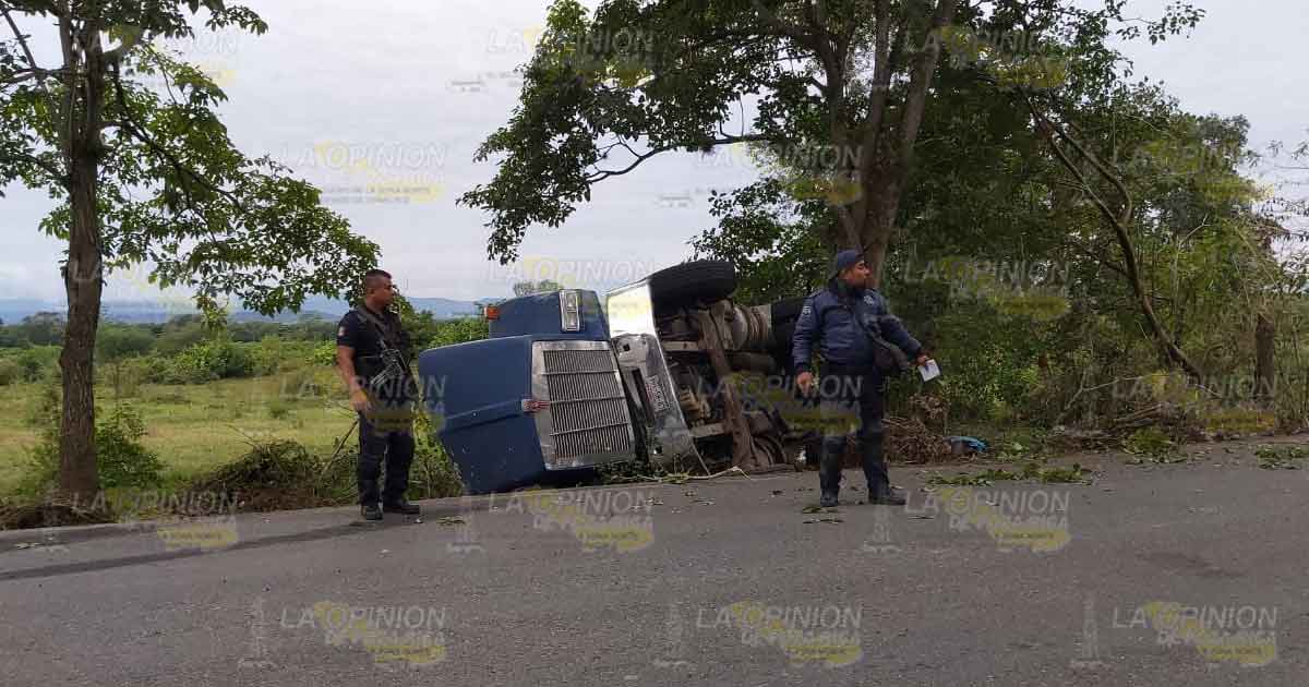 Conductor de camión vive para contarlo, volcó su unidad.