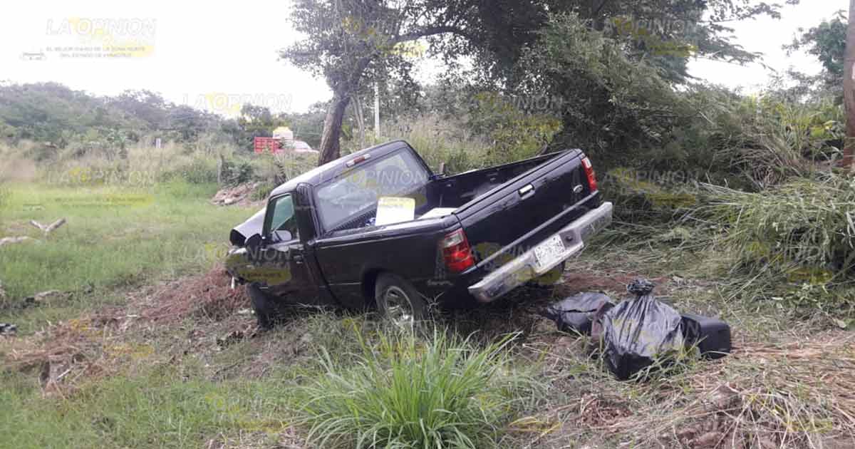 Se sale del camino y se estrella en un árbol