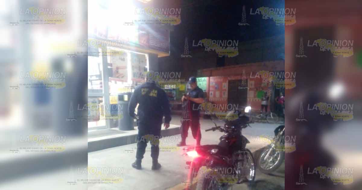 Golpean a cajeros para atracar un negocio