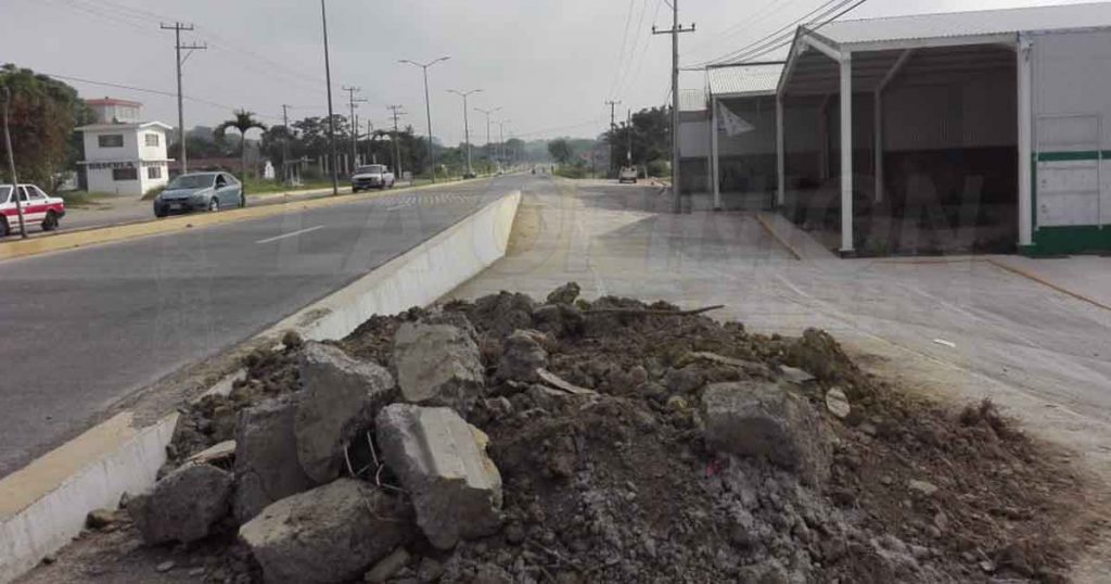 Desaparecen banqueta y parador de autobuses en Tuxpan