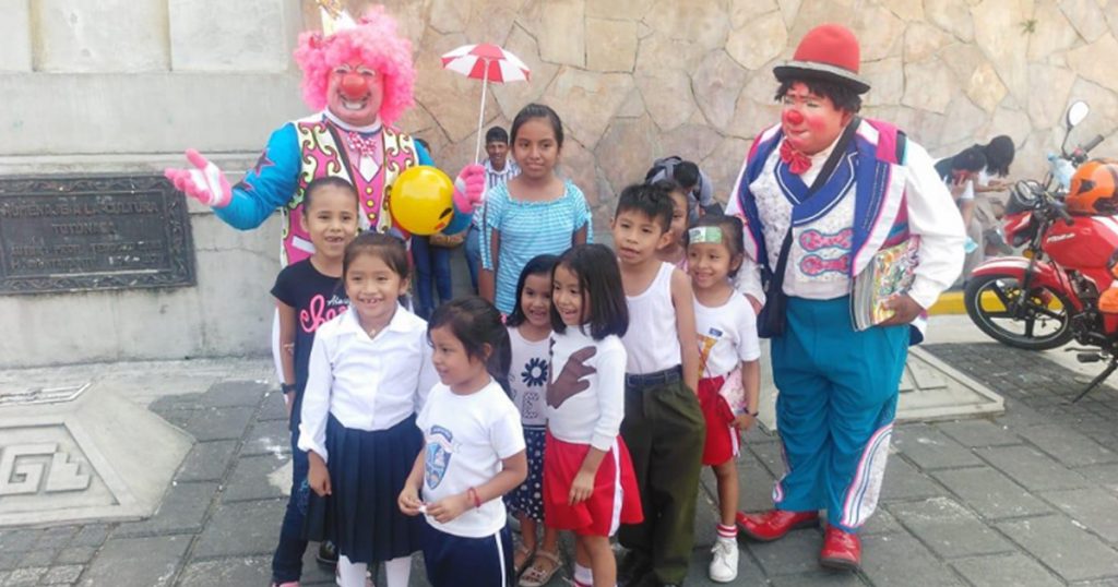 Alegría infinita, payasos desfilan