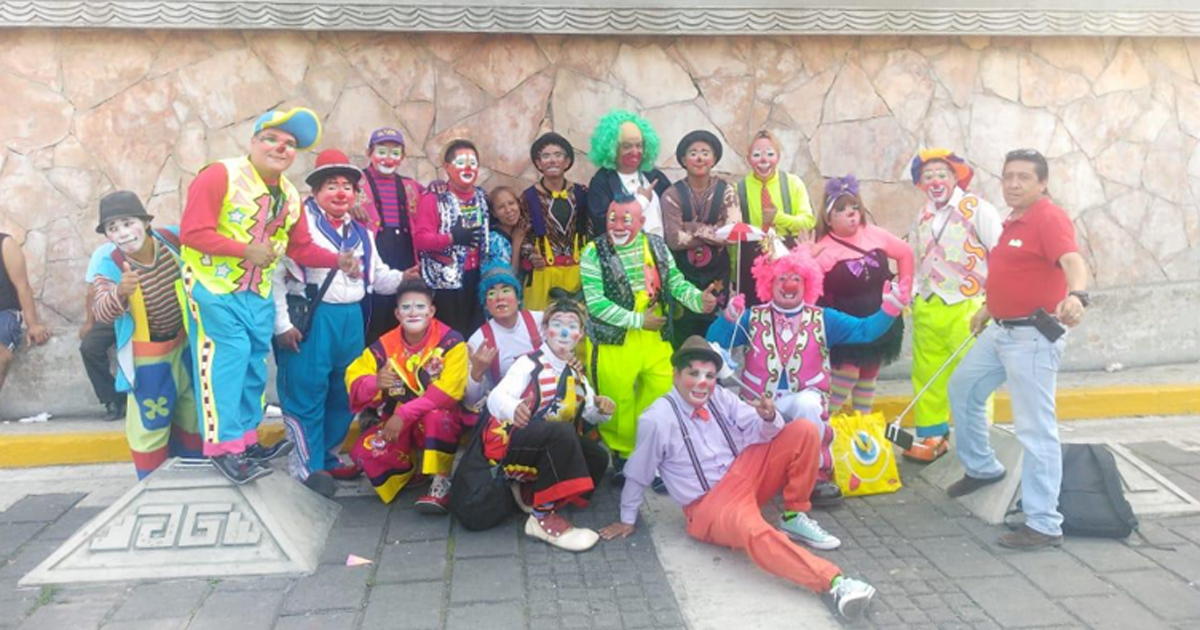 Alegría infinita, payasos desfilan