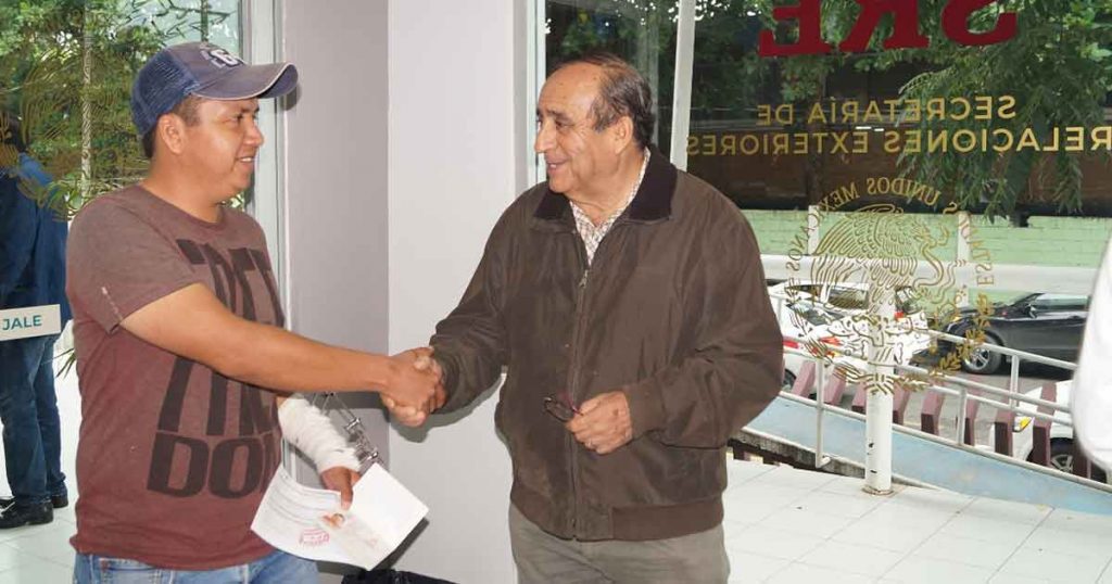 Entrega alcalde primeros pasaportes tramitados a través de la OME-SRE