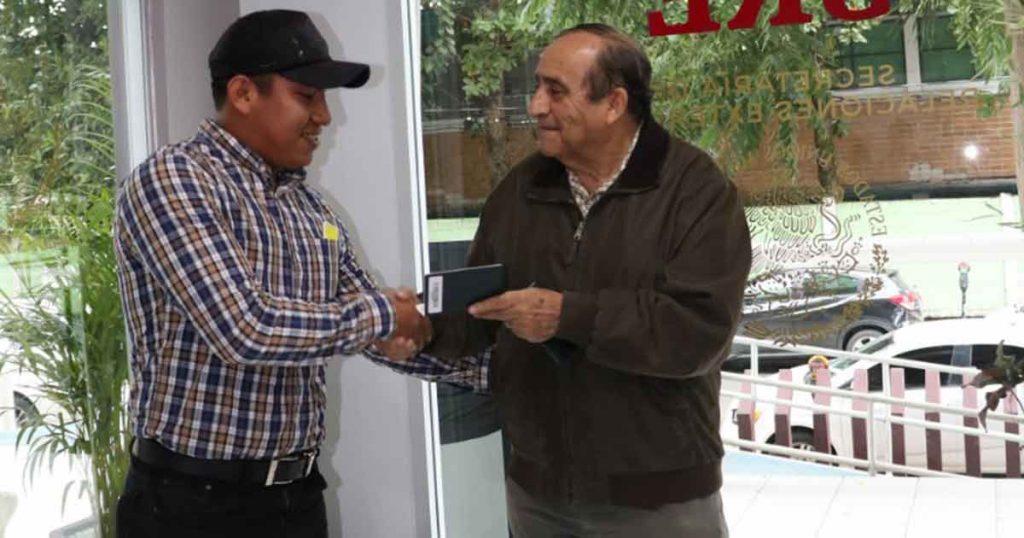 Entrega alcalde primeros pasaportes tramitados a través de la OME-SRE