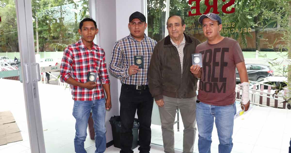 Entrega alcalde primeros pasaportes tramitados a través de la OME-SRE