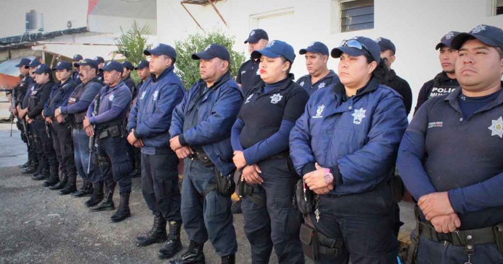 Alcalde de Naranjos reconocen la labor de los policías municipales