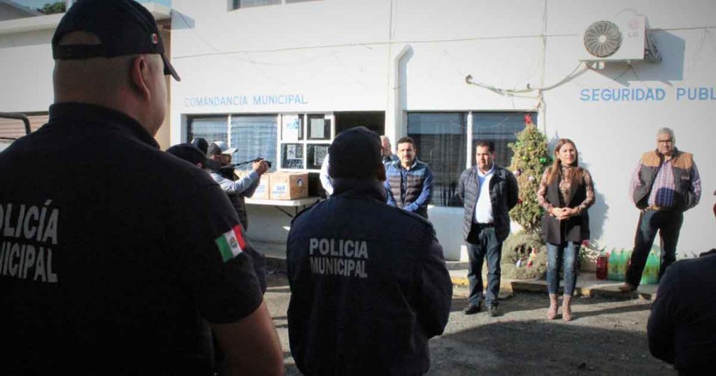 Alcalde de Naranjos reconocen la labor de los policías municipales