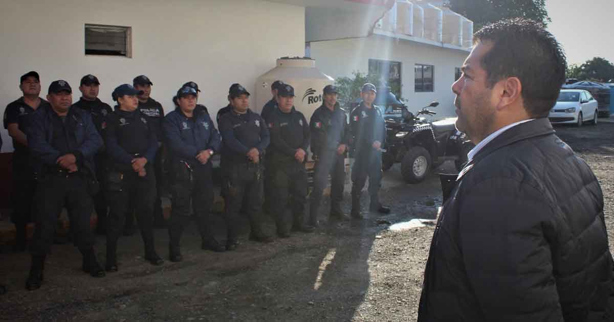 Alcalde de Naranjos reconocen la labor de los policías municipales