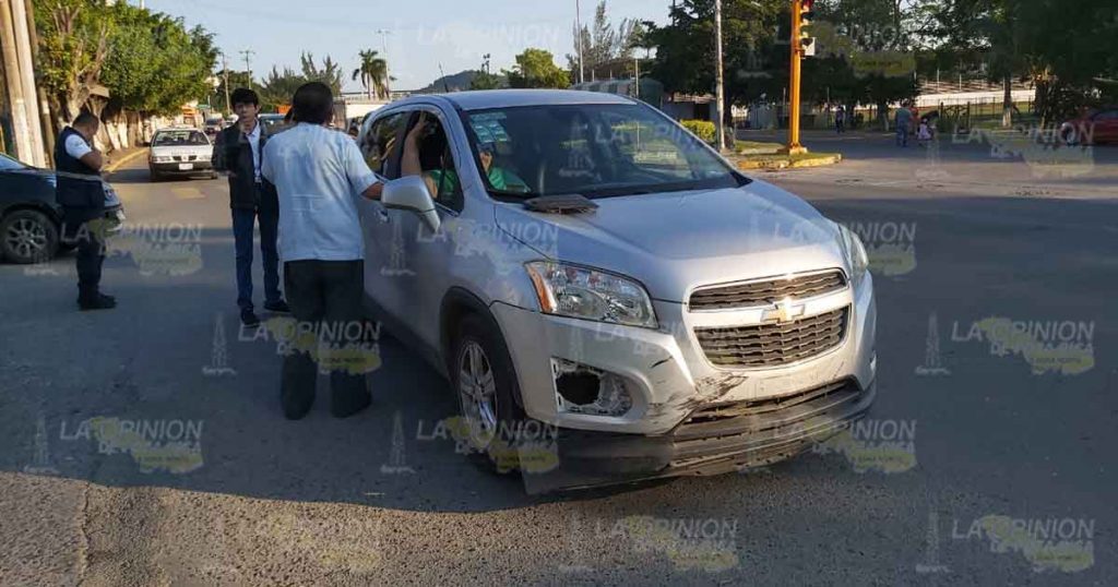 Motociclista herido al ser chocado por una camioneta