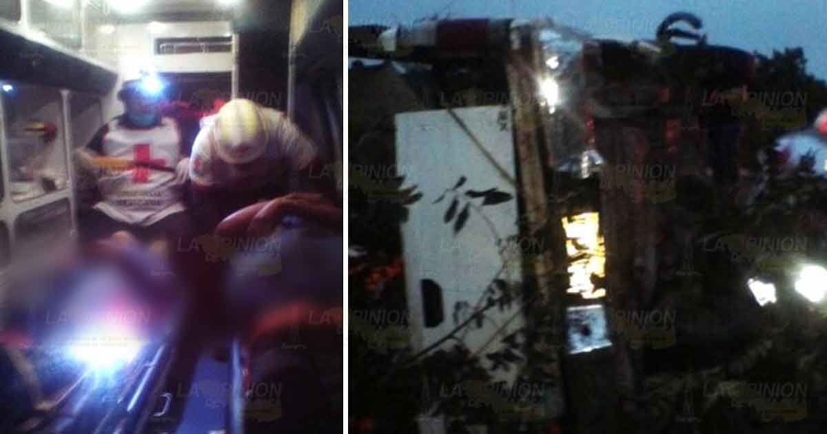 Vuelcan por explosión de llanta