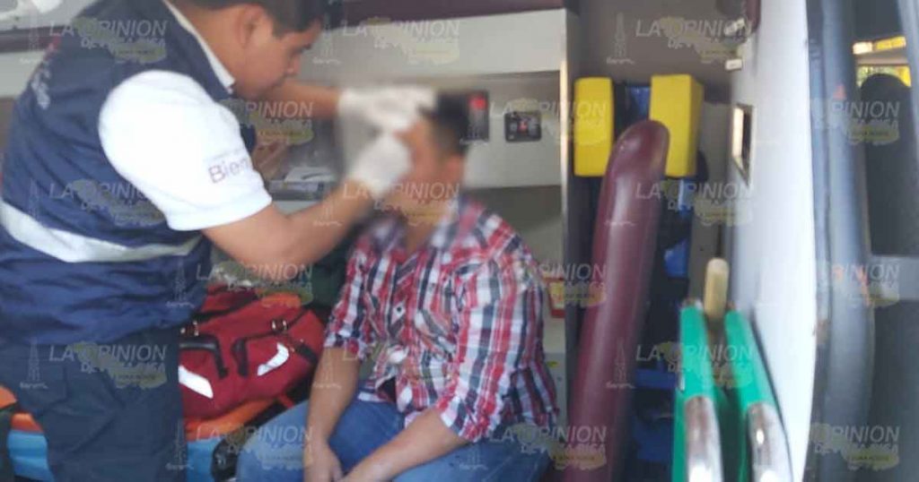 Motociclista herido al ser chocado por una camioneta