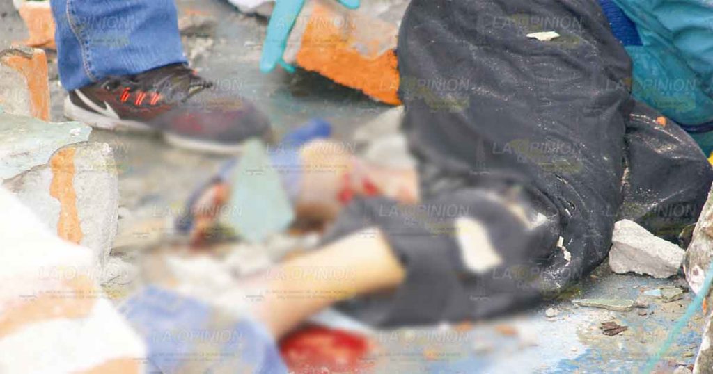 Le cayó una barda encima