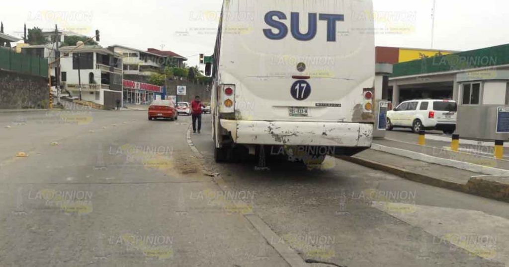 Mujeres lesionadas en choque de autobuses